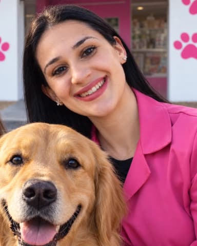 Jessica Santos com um golden retriever